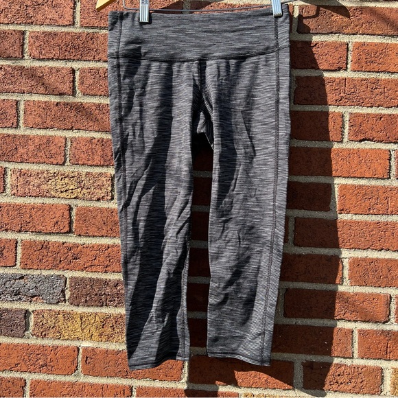 Athleta Womens Chaturanga Black Cropped Capri Leggings Size Small 722061-00 - Picture 1 of 7